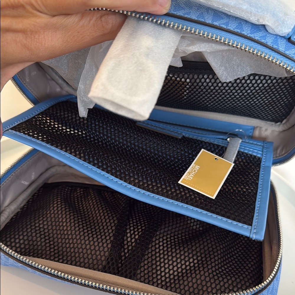 NWT Michael Kors Blue Toiletry Bag with Signature Logo in Pacific - Picture 3 of 4